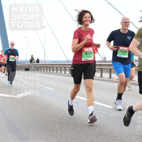 03.10.2025 - Köhlbrandbrückenlauf Lena Gebhardt http://msf.ph/oto/9196035 03.10.2025 15:24:36 Position 1 7151, 7057, 7213 meine-sportfotos.de