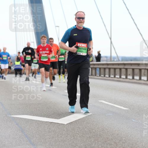 03.10.2025 - Köhlbrandbrückenlauf Lena Gebhardt http://msf.ph/oto/9196036 03.10.2025 15:24:37 Position 1 9024 meine-sportfotos.de