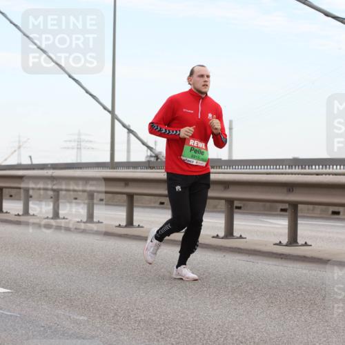 03.10.2025 - Köhlbrandbrückenlauf Lena Gebhardt http://msf.ph/oto/9196038 03.10.2025 15:24:38 Position 1 8915 meine-sportfotos.de