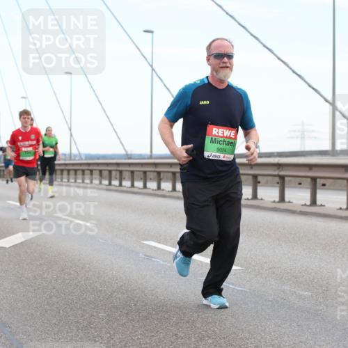 03.10.2025 - Köhlbrandbrückenlauf Lena Gebhardt http://msf.ph/oto/9196040 03.10.2025 15:24:40 Position 1 9024 meine-sportfotos.de