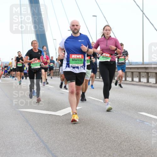 03.10.2025 - Köhlbrandbrückenlauf Lena Gebhardt http://msf.ph/oto/9196054 03.10.2025 15:24:46 Position 1 7428, 7471, 7418 meine-sportfotos.de