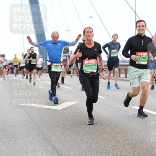 03.10.2025 - Köhlbrandbrückenlauf Lena Gebhardt http://msf.ph/oto/9196058 03.10.2025 15:24:48 Position 1 7428, 9489 meine-sportfotos.de