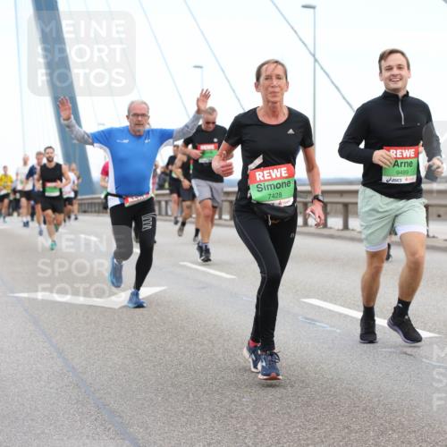 03.10.2025 - Köhlbrandbrückenlauf Lena Gebhardt http://msf.ph/oto/9196059 03.10.2025 15:24:48 Position 1 7428, 9489 meine-sportfotos.de