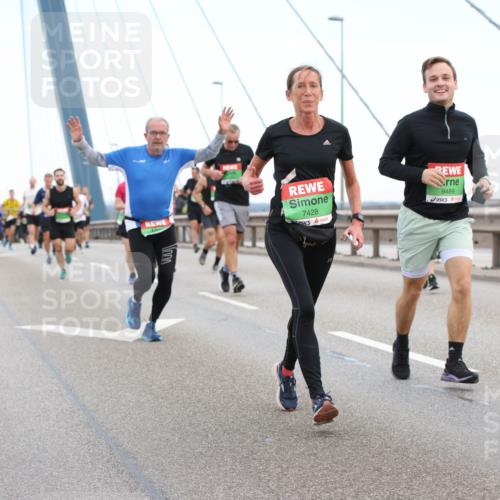 03.10.2025 - Köhlbrandbrückenlauf Lena Gebhardt http://msf.ph/oto/9196060 03.10.2025 15:24:48 Position 1 7428, 9489 meine-sportfotos.de