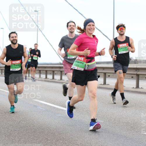 03.10.2025 - Köhlbrandbrückenlauf Lena Gebhardt http://msf.ph/oto/9196073 03.10.2025 15:24:53 Position 1 7673, 7322, 7873 meine-sportfotos.de