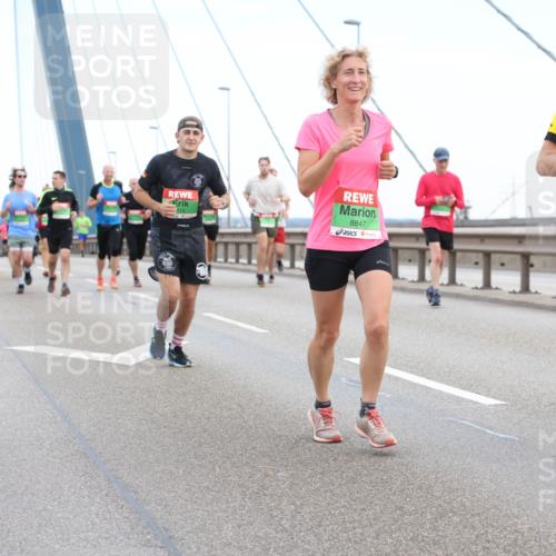 03.10.2025 - Köhlbrandbrückenlauf Lena Gebhardt http://msf.ph/oto/9196102 03.10.2025 15:25:02 Position 1 8847, 8846 meine-sportfotos.de