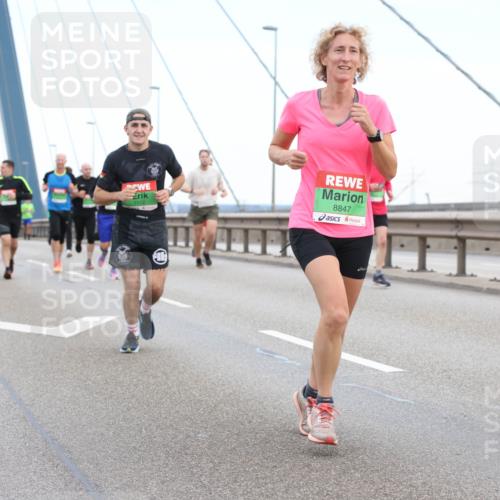 03.10.2025 - Köhlbrandbrückenlauf Lena Gebhardt http://msf.ph/oto/9196103 03.10.2025 15:25:02 Position 1 7112, 1, 1, 8847, 8846 meine-sportfotos.de