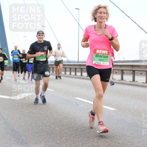 03.10.2025 - Köhlbrandbrückenlauf Lena Gebhardt http://msf.ph/oto/9196104 03.10.2025 15:25:02 Position 1 7112, 1, 8847, 8846 meine-sportfotos.de