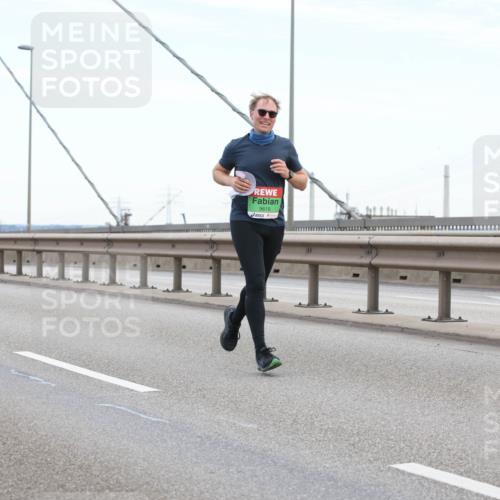 03.10.2025 - Köhlbrandbrückenlauf Lena Gebhardt http://msf.ph/oto/9196132 03.10.2025 15:25:11 Position 1 9619 meine-sportfotos.de