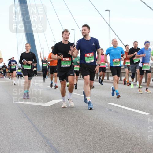 03.10.2025 - Köhlbrandbrückenlauf Lena Gebhardt http://msf.ph/oto/9196155 03.10.2025 15:25:19 Position 1 7263, 7284, 7473 meine-sportfotos.de