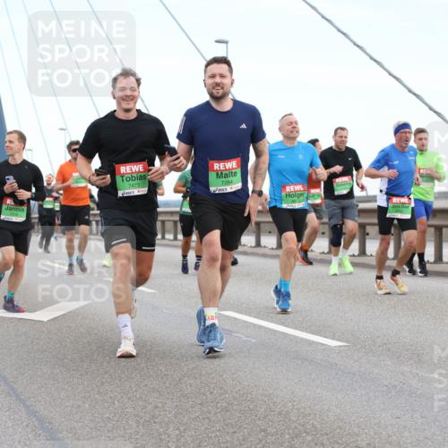 03.10.2025 - Köhlbrandbrückenlauf Lena Gebhardt http://msf.ph/oto/9196159 03.10.2025 15:25:19 Position 1 7019, 7473, 7284 meine-sportfotos.de