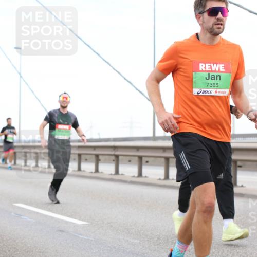 03.10.2025 - Köhlbrandbrückenlauf Lena Gebhardt http://msf.ph/oto/9196178 03.10.2025 15:25:24 Position 1 7365 meine-sportfotos.de