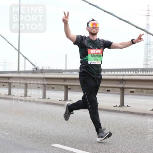 03.10.2025 - Köhlbrandbrückenlauf Lena Gebhardt http://msf.ph/oto/9196185 03.10.2025 15:25:26 Position 1 8769 meine-sportfotos.de