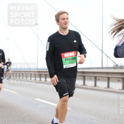 03.10.2025 - Köhlbrandbrückenlauf Lena Gebhardt http://msf.ph/oto/9196189 03.10.2025 15:25:27 Position 1 8925 meine-sportfotos.de