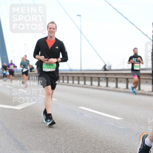 03.10.2025 - Köhlbrandbrückenlauf Lena Gebhardt http://msf.ph/oto/9196191 03.10.2025 15:25:27 Position 1  meine-sportfotos.de
