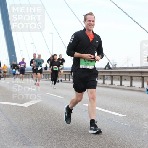 03.10.2025 - Köhlbrandbrückenlauf Lena Gebhardt http://msf.ph/oto/9196193 03.10.2025 15:25:27 Position 1 9091, 211 meine-sportfotos.de