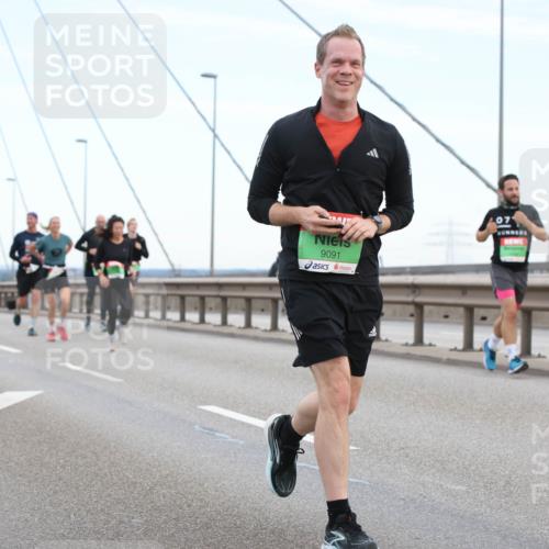 03.10.2025 - Köhlbrandbrückenlauf Lena Gebhardt http://msf.ph/oto/9196196 03.10.2025 15:25:28 Position 1 9091 meine-sportfotos.de