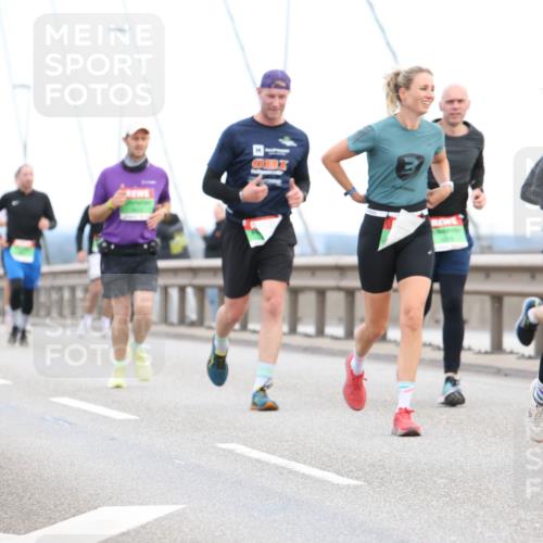 03.10.2025 - Köhlbrandbrückenlauf Lena Gebhardt http://msf.ph/oto/9196200 03.10.2025 15:25:29 Position 1 7224, 7071 meine-sportfotos.de