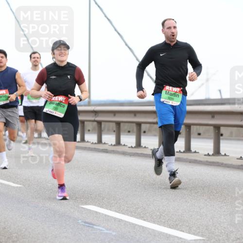 03.10.2025 - Köhlbrandbrückenlauf Lena Gebhardt http://msf.ph/oto/9196222 03.10.2025 15:25:36 Position 1 7425, 7093, 9299 meine-sportfotos.de