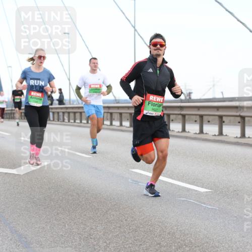 03.10.2025 - Köhlbrandbrückenlauf Lena Gebhardt http://msf.ph/oto/9196238 03.10.2025 15:25:42 Position 1 7336, 9627 meine-sportfotos.de