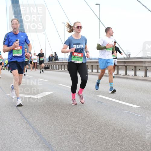 03.10.2025 - Köhlbrandbrückenlauf Lena Gebhardt http://msf.ph/oto/9196243 03.10.2025 15:25:43 Position 1 7333, 7336, 9102 meine-sportfotos.de