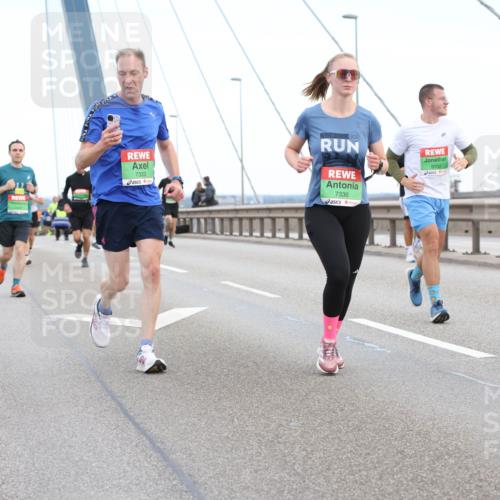 03.10.2025 - Köhlbrandbrückenlauf Lena Gebhardt http://msf.ph/oto/9196245 03.10.2025 15:25:44 Position 1 7333, 2024, 7336, 9102 meine-sportfotos.de