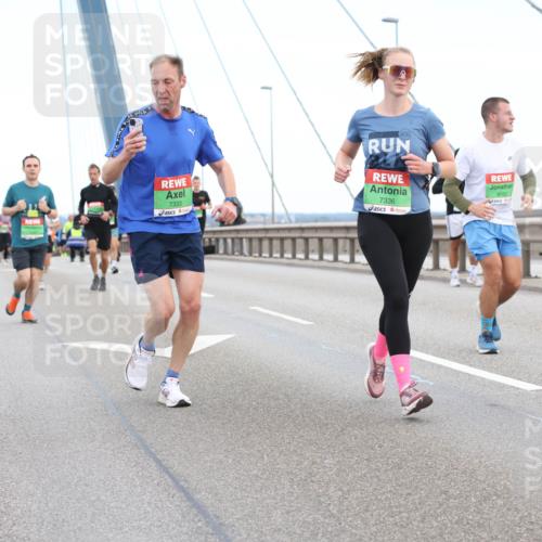 03.10.2025 - Köhlbrandbrückenlauf Lena Gebhardt http://msf.ph/oto/9196247 03.10.2025 15:25:44 Position 1 7333, 2024, 7336, 9102 meine-sportfotos.de
