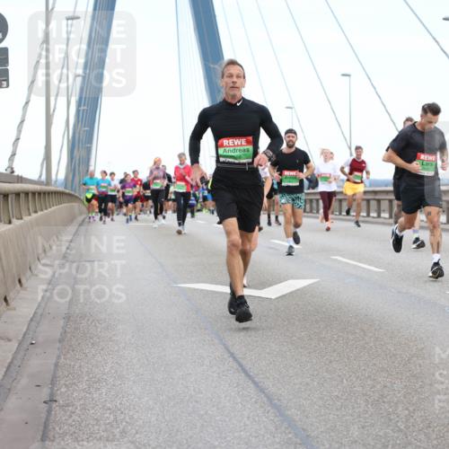 03.10.2025 - Köhlbrandbrückenlauf Lena Gebhardt http://msf.ph/oto/9196264 03.10.2025 15:25:48 Position 1  meine-sportfotos.de