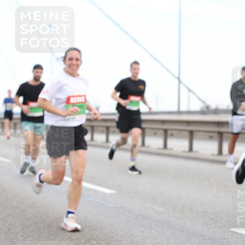 03.10.2025 - Köhlbrandbrückenlauf Lena Gebhardt http://msf.ph/oto/9196274 03.10.2025 15:25:50 Position 1  meine-sportfotos.de