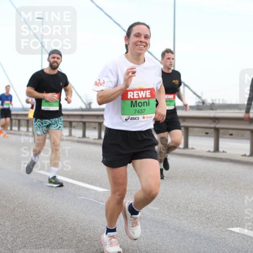 03.10.2025 - Köhlbrandbrückenlauf Lena Gebhardt http://msf.ph/oto/9196277 03.10.2025 15:25:51 Position 1 7437 meine-sportfotos.de