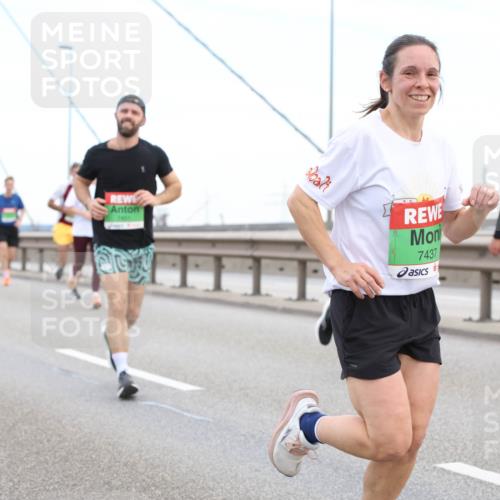 03.10.2025 - Köhlbrandbrückenlauf Lena Gebhardt http://msf.ph/oto/9196278 03.10.2025 15:25:51 Position 1 7437 meine-sportfotos.de