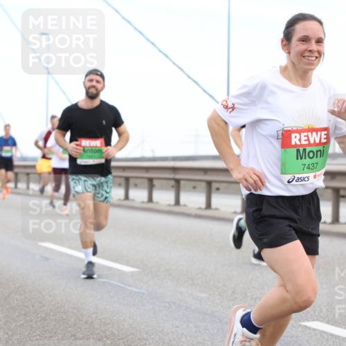 03.10.2025 - Köhlbrandbrückenlauf Lena Gebhardt http://msf.ph/oto/9196279 03.10.2025 15:25:51 Position 1 7437 meine-sportfotos.de