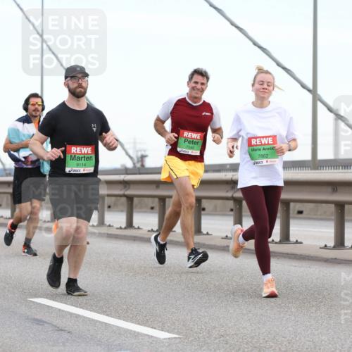 03.10.2025 - Köhlbrandbrückenlauf Lena Gebhardt http://msf.ph/oto/9196284 03.10.2025 15:25:53 Position 1 9114, 7546, 7862 meine-sportfotos.de