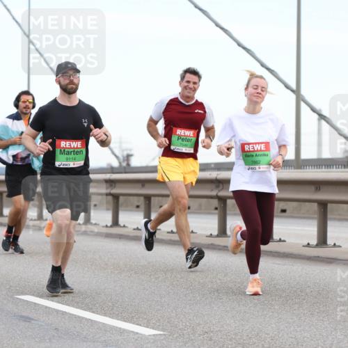 03.10.2025 - Köhlbrandbrückenlauf Lena Gebhardt http://msf.ph/oto/9196285 03.10.2025 15:25:53 Position 1 9114, 7546, 7862 meine-sportfotos.de
