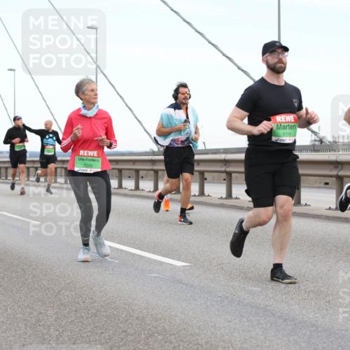 03.10.2025 - Köhlbrandbrückenlauf Lena Gebhardt http://msf.ph/oto/9196291 03.10.2025 15:25:54 Position 1 7205, 9114, 7546 meine-sportfotos.de
