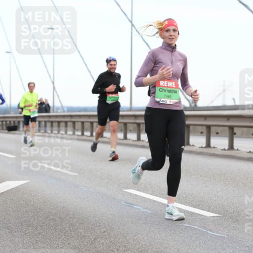 03.10.2025 - Köhlbrandbrückenlauf Lena Gebhardt http://msf.ph/oto/9196300 03.10.2025 15:25:56 Position 1 7449 meine-sportfotos.de