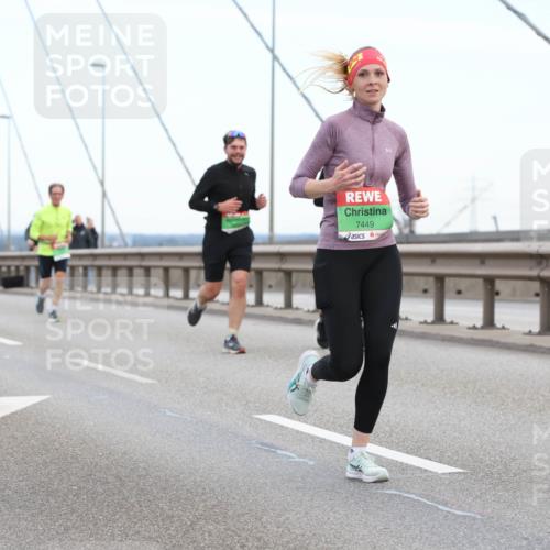 03.10.2025 - Köhlbrandbrückenlauf Lena Gebhardt http://msf.ph/oto/9196301 03.10.2025 15:25:56 Position 1 7449 meine-sportfotos.de