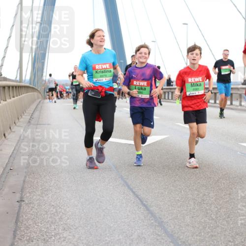 03.10.2025 - Köhlbrandbrückenlauf Lena Gebhardt http://msf.ph/oto/9196324 03.10.2025 15:26:02 Position 1 8979, 980, 8981 meine-sportfotos.de