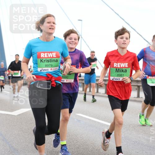 03.10.2025 - Köhlbrandbrückenlauf Lena Gebhardt http://msf.ph/oto/9196331 03.10.2025 15:26:04 Position 1 8979, 8980, 8981 meine-sportfotos.de