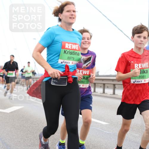 03.10.2025 - Köhlbrandbrückenlauf Lena Gebhardt http://msf.ph/oto/9196332 03.10.2025 15:26:04 Position 1 8979, 8980, 8981 meine-sportfotos.de