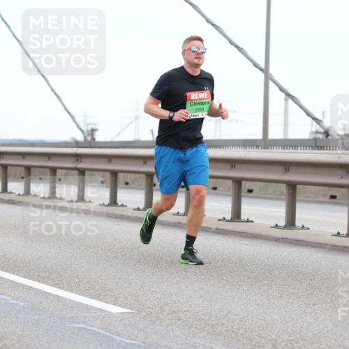 03.10.2025 - Köhlbrandbrückenlauf Lena Gebhardt http://msf.ph/oto/9196336 03.10.2025 15:26:05 Position 1 8923 meine-sportfotos.de