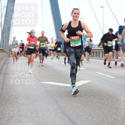 03.10.2025 - Köhlbrandbrückenlauf Lena Gebhardt http://msf.ph/oto/9196348 03.10.2025 15:26:09 Position 1 7616, 7501 meine-sportfotos.de