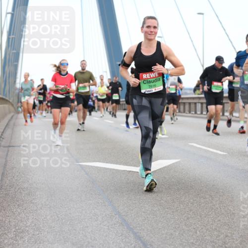 03.10.2025 - Köhlbrandbrückenlauf Lena Gebhardt http://msf.ph/oto/9196349 03.10.2025 15:26:09 Position 1 7616, 7499, 7501 meine-sportfotos.de