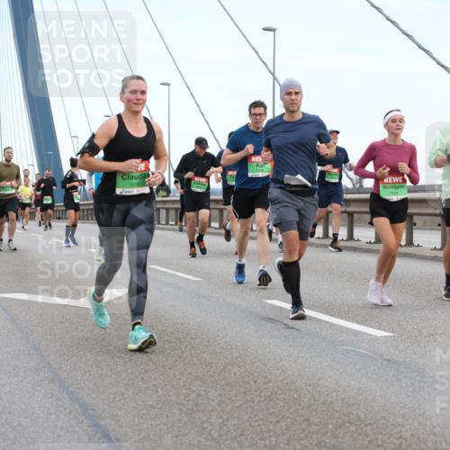 03.10.2025 - Köhlbrandbrückenlauf Lena Gebhardt http://msf.ph/oto/9196350 03.10.2025 15:26:10 Position 1 7616, 7528, 7529 meine-sportfotos.de