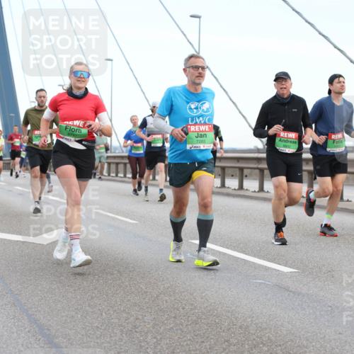 03.10.2025 - Köhlbrandbrückenlauf Lena Gebhardt http://msf.ph/oto/9196358 03.10.2025 15:26:12 Position 1 8797, 7283, 8802 meine-sportfotos.de