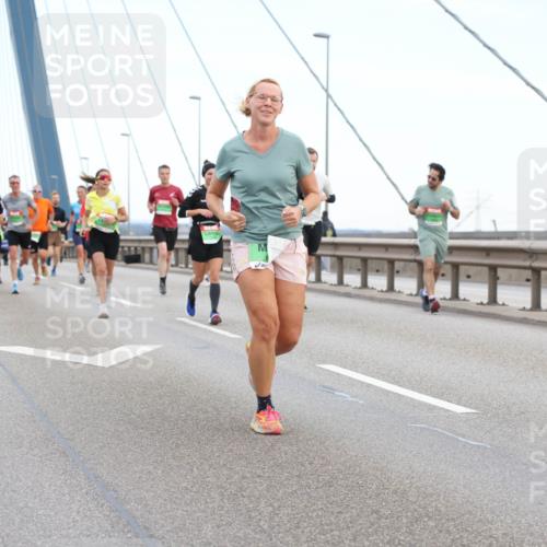 03.10.2025 - Köhlbrandbrückenlauf Lena Gebhardt http://msf.ph/oto/9196385 03.10.2025 15:26:18 Position 1  meine-sportfotos.de
