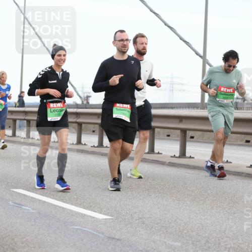 03.10.2025 - Köhlbrandbrückenlauf Lena Gebhardt http://msf.ph/oto/9196392 03.10.2025 15:26:20 Position 1 7217, 741, 7310, 7303, 7270 meine-sportfotos.de
