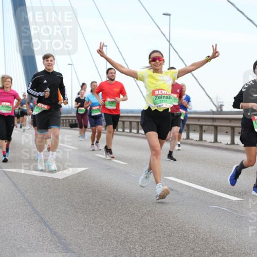 03.10.2025 - Köhlbrandbrückenlauf Lena Gebhardt http://msf.ph/oto/9196394 03.10.2025 15:26:21 Position 1 7217, 7310, 7303 meine-sportfotos.de