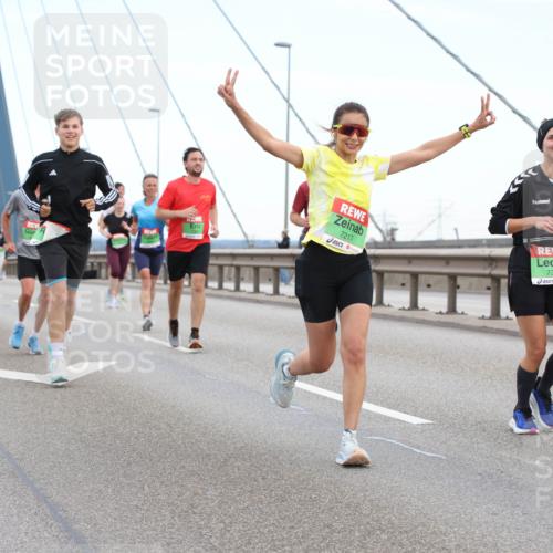 03.10.2025 - Köhlbrandbrückenlauf Lena Gebhardt http://msf.ph/oto/9196397 03.10.2025 15:26:21 Position 1 7217, 7310, 7303 meine-sportfotos.de