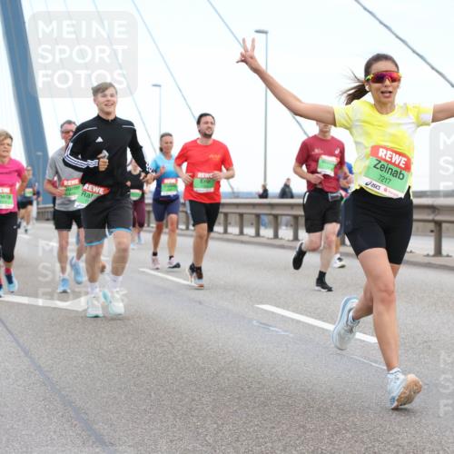 03.10.2025 - Köhlbrandbrückenlauf Lena Gebhardt http://msf.ph/oto/9196398 03.10.2025 15:26:21 Position 1 7217, 7310 meine-sportfotos.de